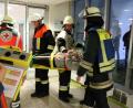 Bild: exb
Die Feuerwehren evakuierten die "Patienten" auch mittels Tragen über das vorgelagerte Dach.