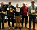Bild: zer
Vorsitzende Melanie Neiser gratuliert Reinhard Hübner, Jens Kluge, Martin Höhne, Richard Grasser und Christopher Kraus.