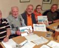 Bild: Brendel, Hubert (BR)
Mit Stolz präsentierten die Freien Wähler bei ihrer Monatsversammlung das Ergebnis der durchgeführten Unterschriftenaktion für kostenfreie Kindertagesstätten. Unser Bild zeigt (von links), Franz Schmidt, Edmund Bruckner, Alfred Bauer, Vorsitzender Hans Schmid, Tanja Scherm und Karlheinz Sehnke.