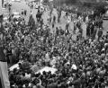 Bild: Stadtarchiv
Als Regierender Bürgermeister von West-Berlin kommt Willy Brandt (im offenen Wagen) am 4. August 1961 auch nach Sulzbach-Rosenberg. Er ist damals schon der große Hoffnungsträger der SPD und kann die Massen begeistern.