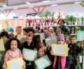 Bild: fdl
Die Schulkinder machen sich in der Obst- und Gemüseabteilung eifrig Notizen.
