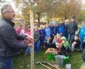 Bild: ibj
Aufmerksam hören die Kinder beim Pflanzen des Apfelbaums dem Gartenfachberater Arthur Wiesmet zu.