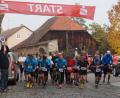 Bild: weu
Peter Wunder gibt das Startzeichen für die ambitionierten Läufer der 10-Kilometer-Strecke, und Jochen Ullmann nimmt die Zeit.