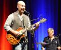 Bild: kge
Allround-Kabarettist Stephan Zinner (links) und „der Andi“ am Schlagzeug laufen im Kubus in Ursensollen zur Höchstform auf.