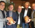 Bild: exb
Mit einem Fässchen Bier gratulierten Fraktionsgeschäftsführer Bernhard Söllner (links), Roland Grillmeier sowie Landrat Wolfgang Lippert (von rechts) dem Landtagsabgeordneten Tobias Reiß und Bezirksrat Toni Dutz (Zweiter und Dritter von links) zur Wiederwahl.
