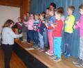 Bild: mad
Der Kinderchor der Grundschule unter der Leitung von Lehrerin Monika Hödl gestaltete den Pfarrfamilienabend mit Liedern und Gesängen.