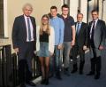 Bild: exb
Von links: Landrat Wolfgang Lippert, Miriam Heldwein, Philip Stangl, Fabian Schmalenbach, Personalrat Max Bindl und Personalchef Walter Brucker.