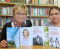 Bild: Wolfgang Steinbacher
Sabine Guhl und Elsbeth Horther-Schneider zeigen in der Regionalbibliothek, was gern gelesen wird.