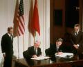 Bild:  Photoreporters/dpa
Der damalige US-Präsident Ronald Reagan (rechts) und der damalige sowjetische Parteichef Michail Gorbatschow unterzeichnen am 8. Dezember 1987 in Washington den INF-Vertrag zur Vernichtung der atomaren Mittelstreckenraketen.