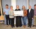 Bild: gi
Gaby Hagn (links) und Wilma Wallner (rechts) überreichen die Einnahmen aus der Marmeladen-Aktion an Pater Ferdinand. Dabei waren mit anwesend der Vorsitzende des Vereins „Missionsbrücke“ Bernhard Rom (links), Pfarrer Josef Most (Zweiter von rechts) und Richard Reger (rechts).