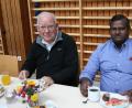 Bild: roh
Ruhestandsgeistlicher Siegfried Wölfel (links) informiert beim Behindertentreffen über die Arbeit von Dr. Gnana Sikamani (rechts).