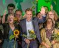 Bild: Armin Weigel/dpa
Katharina Schulze (Zweite von linksl) und Ludwig Hartmann (Zweiter von rechts) werden auf dem außerordentlichen Parteitag der bayerischen Grünen in Regensburg gefeiert.