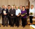 Bild: bkr
Seit mindestens 40 Jahren engagieren sich Maria Wörl, Volker Brandl, Helga Wolf, Josef Söllner, Inge Stich, Richard Prösl, Ilse Brandl, Rita Vetter, Elisabeth Daschner und Otti Schönfelder (von links) in der Kirchenmusik. Dafür dankt Bischof Rudolf Voderholzer mit Urkunden in Gold.