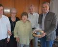 Bild: jr
Jubilarin Frieda Bäuml (Mitte) mit ihrem Ehemann Ottmar (Zweiter von rechts), Tochter Gerlinde sowie Kaplan Dr. Matthias Nowotny (links) und Bürgermeister Roland Grillmeier.