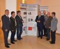 Bild: kge
Markus Nägel (Dritter von links) stellt sich mit Richard Reisinger (Vierter von rechts) zu einem Gruppenbild an eine Stelltafel. Die Ausstellung kann bis Samstag, 2. November, im Landratsamt in Amberg besichtigt werden.