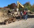 Bild: kö
"Luftig" und hell ist es nun in Schwarzhofen rund um das Pfarrheim und auch auf der gegenüber liegenden Seite gekommen. Nach dem Lehrnbecher-Haus wurden nun auch Gerber-Haus und das "Schwoobn"-Haus abgebrochen. "Abbruchmeister" Helmut Seebauer senior (Mitte) steuerte selber den Bagger, hier beim Ortstermin mit Bürgermeister Maximilian Beer (links) und Bauleiter Matthias Vogl.
