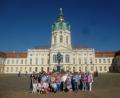 Bild: rgl
Die Frauenbund-Gruppe besichtigt in Berlin unter anderem den Ehrenhof von Schloss Charlottenburg.