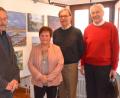 Bild: Helmut Kunz
Uwe Müller und Gisela Walbrunn (von links) haben die Ausstellung federführend vorbereitet. Rechts der ehemalige Vorsitzende des Oberpfalzvereins, Willibald Strohmenger. Daneben der stellvertretende Arbeitskreisvorsitzende Josef Karl.