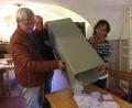 Bild: exb
Dr. Thomas Hesse, Diakon Fritz Lieb und Inge Zatschka vom Wahlausschuss der Kirchengemeinde Waldsassen leeren die Wahlurne. Viele Wähler haben ihre Stimme allerdings bereits vor dem Wahltag per Briefwahl abgegeben.
