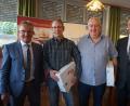 Bild: exb
Geschäftsführer Walter Beer (links) verabschiedet gemeinsam mit Aufsichtsratsvorsitzendem Josef Arnold die Bäckermeister Berthold Brunner und Michael Kredler (von rechts) aus dem Vorstand.