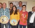 Bild: mmj
Bürgerkönigin Helga Fiedler, Bürgerkönig Josef Saßl und Bürger-Jugendkönigin Lena Dirscherl (von links) präsentieren ihre Ehrenscheiben. Mit ihm Bild die Ritter in den jeweiligen Wertungen, sowie Schützenmeister Horst Fettke (links) und Schießleiter Josef Bock (rechts).