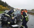Bild: dob
Feuerwehrleute aus Leuchtenberg fingen sofort die auslaufenden Betriebsmittel in einer Ölwanne auf. Kreisbrandmeister Christian Demleitner (rechts) war ebenfalls am Einsatzort.