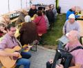 Bild: do
Die "Vorbacher Musikanten" unterhalten die Besucher beim "Einjährigen" des Dorfladens.