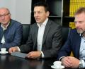 Bild: Stephan Huber
Über die Entwicklung für das Fernwärmenetz in Kemnath am Buchberg informieren Restrukturierungsvorstand Jochen Zaremba (Mitte) sowie die Vertreter der bisherigen Betreiber, Vorstandsvorsitzender Alwin Märkl (rechts) und Aufsichtsratsvorsitzender Wolfgang Gebhardt.