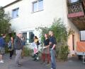 Bild: Beate-Josefine Luber
Unten Begegnungsstätte, oben bezahlbare Wohnungen: Das sind die Pläne des Hausvereins A11, der aus vielen jungen Menschen besteht, darunter Carolin Schiml (Zweite von rechts). Linken-Landtagskandidat Ali Daniel Zant (Dritter von links) unterstützt das Projekt, denn günstiger Wohnraum in Weiden werde knapp.