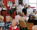 Bild: njn
Angenehme Stunden erlebten die Senioren im Rot-Kreuz-Haus. Für Musik sorgte der "Josephshofer Hausgesang" mit (von links) Edeltraud Frank und Christa Böhm. Organisiert wurde der Nachmittag von (von rechts) Monika Zimmerer mit Unterstützung des Jugendrotkreuzes mit Melanie Schultes und Laura Stahl sowie Luise Lehner.