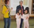 Bild: exb
Marlene Groitl erläuterte, warum Bewegung so wichtig für die Entwicklung der Kinder ist. Links im Bild Kindergartenleiterin Gabi Schönberger.