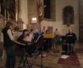 Bild: kia
Birgit Kneidl (Keyboard), Robert Baier (Gitarre), Birgit Brunner (Querflöte), Franziska Baier (Geige und Oboe) und Hans Schweizer (Blockflöten, von links) gestalten den Gottesdienst musikalisch.