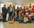 Bild: agr
Feuerwehr-Vorsitzender Georg Schmid (links), das Leitungsteam der Kinderfeuerwehr und die Buben und Mädchen freuten sich über die Spende des Unternehmerehepaars Hans (Zweiter von links) und Gerlinde Fleischmann (Dritte von links).
