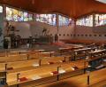 Bild: jr
Die bunten Farbfenster sind ein Blickfang in der Fockenfelder Hauskapelle, die vor 50 Jahren den Segen erhielt.