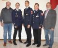 Bild: weu
Bürgermeister Johann Graßl und KBM Konrad Hoch (von rechts) gratulierten dem neuen Kommandanten Matthias Rötzer (Mitte) und dankten dem scheidenden Kommandanten Thomas Forster (Zweiter von links) für seine geleistete Arbeit.