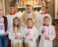 Bild: do
Drei neue Ministranten gehören nun zu den „Lausbuben Gottes“ in der Expositur Oberbibrach. Gleichzeitig verabschiedet Pater Adrian zwei Jugendliche aus dem Altardienst. Unser Bild zeigt (vorne, von rechts) die „Neuen“ Hanna Steuber, Christian Seifert und Theresa Walberer sowie Elisa Biersack (verabschiedet) mit (hinten, von links) Oberministrant Andreas Liebl, Pfarrer Adrian und Oberministrantin Susanne Seifert. Es fehlt Jonas Holland (ausgeschieden).