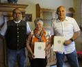 Bild: exb
Regierungsoberamtsrat Oliver Pankow (links) gratulierte Rosa Maria Tanner und Georg Schwandner zum Dienstjubiläum.