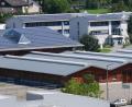 Bild: exb
Blick von oben auf das Tierzuchtzentrum im Osten der Großen Kreisstadt Schwandorf: Im Vordergrund der Aufnahme sieht man die Stallungen, das Gebäude mit dem Dachaufsatz (links) ist die Auktionshalle, rechts oben die beiden großen Bürogebäude. Im vorderen sitzt unter anderem der Rinderzuchtverband Oberpfalz.