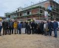 Bild: jr
Die Mitterteicher Stadträte mit Vertretern der Gemeinde Leonberg und der Verwaltungsgemeinschaft vor der Baustelle der Grundschule.