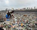 Bild: Rafiq Maqbool/AP/dpa
Ein Mann sammelt Plastik und andere wiederverwertbare Materialen an der von Plastikmüll übersäten Küste des Arabisches Meeres. Die EU will die Plastikflut mit Verboten eindämmen.