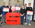 Bild: exb
Die Schüler und Sparkassen-Verantworlichen freuen sich über ihre Selfies (von links): Violetta Funkner und Moritz Burkhard, Thomas Müllner, Christopher Schäffler, Hannah Schieder, Karlheinz Schreiner und Lucas Lindner.