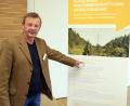 Bild: ch
Forstsachverständiger Alois Schambeck erläutert die verschiedenen Möglichkeiten der Entschädigung für Waldbesitzer. Der unabhängige Gutachter ist mit der Waldwertermittlung für die Trasse des Ostbayernrings beauftragt.