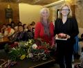 Bild: Hirsch
Gartenfachfrau Maria Breitschaft (links) bastelte bei den Landfrauen aus natürlichen Materialien herbstliche Dekorationen. Dafür bedankte sich stellvertretende Kreisbäuerin Manuela Pronath. (rechts).