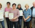 Bild: St. Zrenner
Platz eins ging an die Siedlergemeinschaft Kirchenthumbach. Im Bild die Repräsentanten der Siedlergemeinschaften, die die ersten Plätze belegt haben, zusammen mit Bezirksvorsitzendem Christian Benoist (rechts), Bezirksgartenfachberaterin Dorle Engels (Zweite von rechts) und Jurymitglied Inge Kellermann (links).