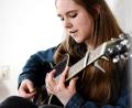 Bild: exb
Mit der Gitarre und eigenen Songs startet Ronja Künkler in die Musikwelt.