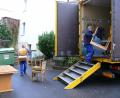 Bild: kgg
Die Mitarbeiter der Umzugsfirma leisteten Schwerstarbeit bei der Aktion am Sparkassengebäude: Die Technik des Aufzugs versagte, weshalb die Möbel vom Sparkassensaal im zweiten Obergeschoss in den Innenhof an der Schwanengasse durchs Treppenhaus transportiert werden mussten.