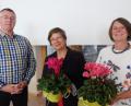 Bild: ohr
Der Vorsitzende des Seniorenkreises Stulln, Helmut Kramer (von links), bedankte sich bei den Referentinnen Dorothea Gebauer (Hospizbegleiterin) und Michaela Koller (Koordinatorin) mit einem Alpenveilchen für den Vortrag.