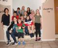 Bild: hwk
Christine Rupprecht, Initiatorin des Neustädter Kinderchores (rechts im Bild), verabschiedete sich von ihren Chorkindern.
Christine Pühl (links im Bild stehend) und Christiane Bayer (links sitzend) führen den Chor weiter.