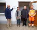 Bild: mad
Bürgermeister Maximilian Beer und Bauhof-Vorarbeiter Anton Köppl (rechts) schilderten Pfarrer Markus Urban und Jennifer Wilhelm das Projekt im Friedhof.