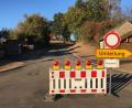 Bild: ihl
Die Kreisstraße ist asphaltiert. Jetzt werden noch Restarbeiten erledigt, bevor im November der Verkehr wieder fließen kann..